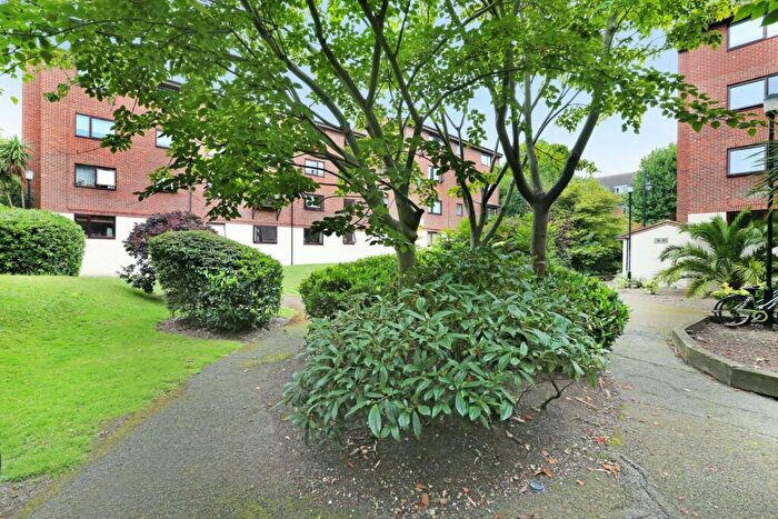 2 Bedroom Flat For Sale In Granville Square, London, SE15