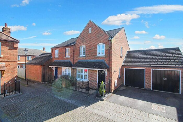 3 Bedroom Semi-Detached House To Rent In Turnham Way, Aylesbury, HP19