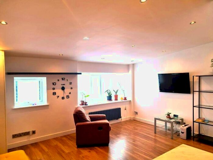 2 Bedroom Flat To Rent In Haddon Road, Heald Green, SK8