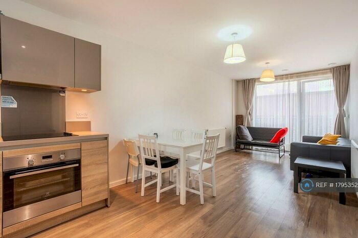 2 Bedroom Flat To Rent In Pioneer Court, London, E16