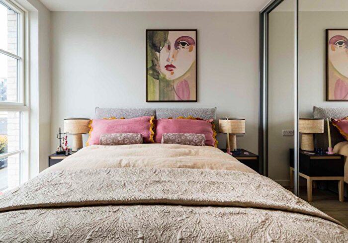 3 Bedroom Flat To Rent In Masonry Place, Hayes, UB3