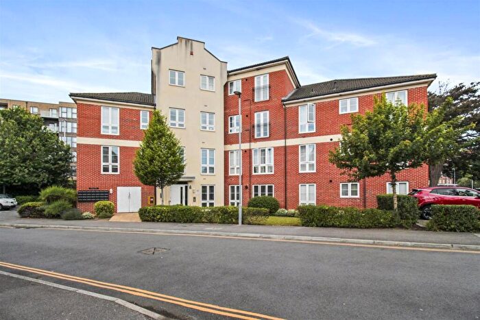2 Bedroom Flat For Sale In Cambrian Way, Worthing, BN13