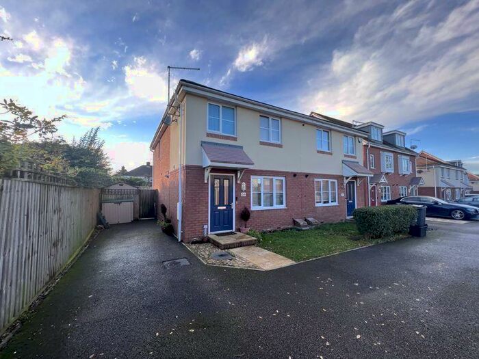 3 Bedroom Semi-Detached House To Rent In Verde Close, Luton, LU2