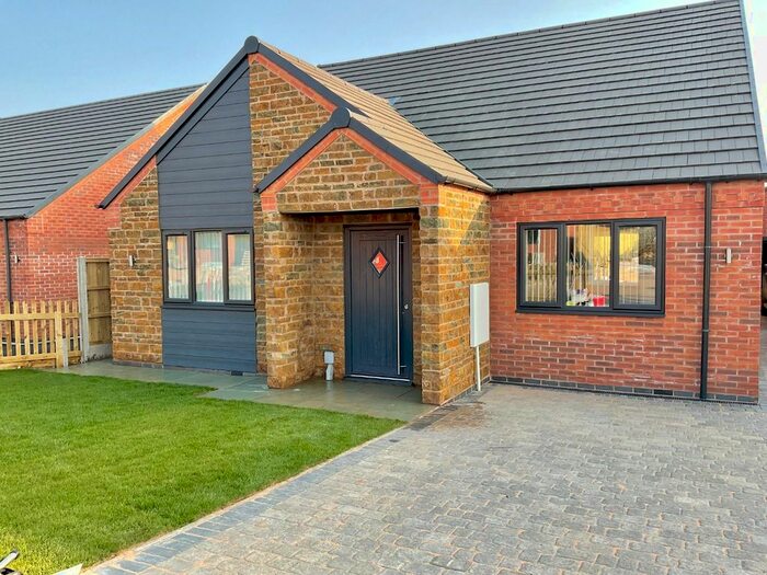 2 Bedroom Bungalow For Sale In Nuttall Close, Yelvertoft, NN6