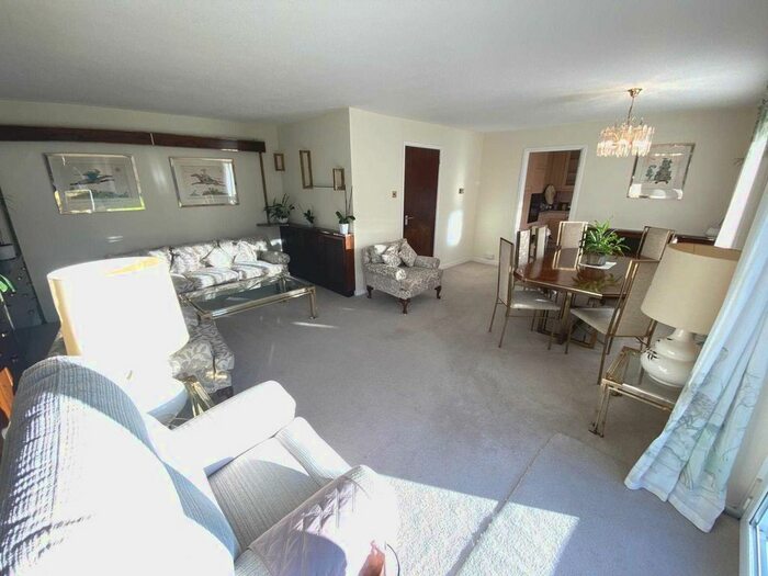 2 Bedroom Flat To Rent In Lakeside Court, Elstree, WD6