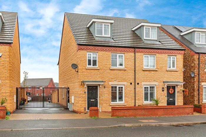 3 Bedroom Semi-Detached House For Sale In Dragonfly Way, Northampton, NN4