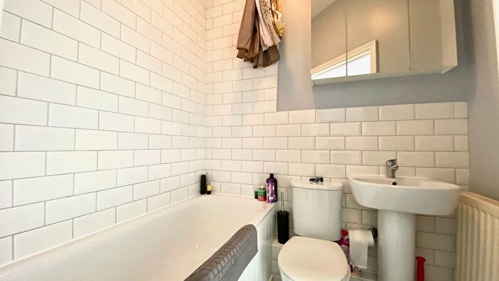 2 Bedroom Flat To Rent In Pleasant Row, Gillingham, ME7