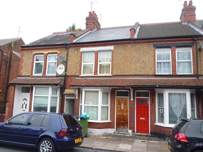 3 Bedroom Semi-Detached House To Rent In St. Saviours Crescent, Luton, LU1