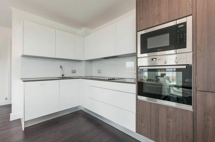 3 Bedroom Flat To Rent In Duke Of Wellington Avenue, Woolwich, London, SE18