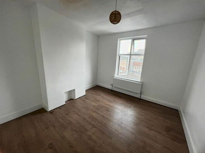 3 Bedroom Flat To Rent In Crown Lane, London, N14