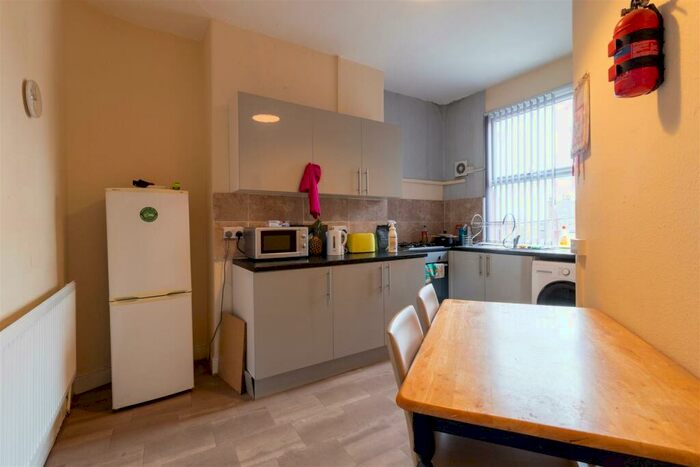 2 Bedroom Flat To Rent In Brudenell Grove, Hyde Park, Leeds, LS6