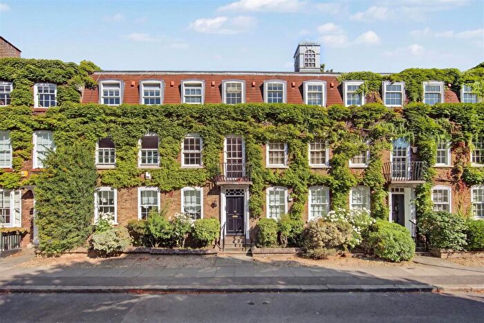 2 Bedroom Apartment For Sale In Hogarth Cout, North End, Hampstead, NW3