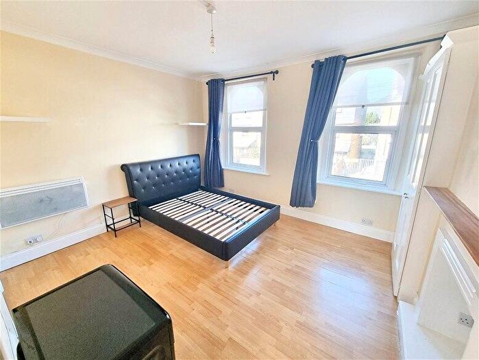 Flat To Rent In Langthorne Road, Leytonstone, E11