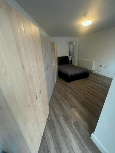 Studio To Rent In Hendon Way, London, NW2