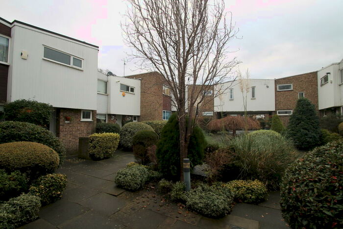 4 Bedroom Semi-Detached House To Rent In Sloane Walk, Croydon, CR0