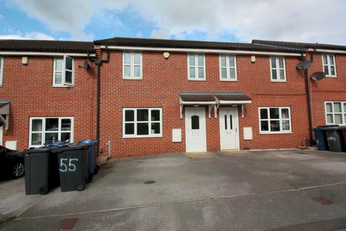 3 Bedroom Town House To Rent In Poplar Grove, Lundwood, S71
