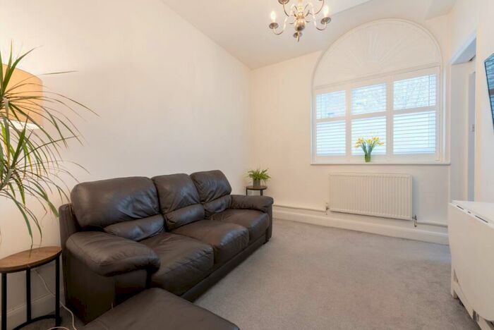 2 Bedroom Flat To Rent In High Road Leytonstone, London, E11