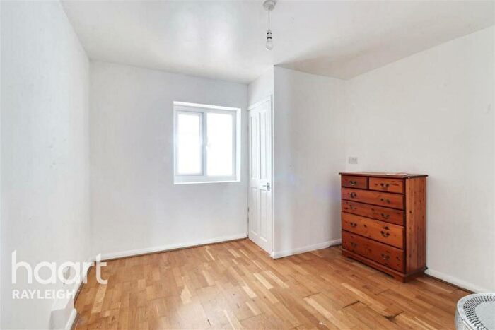 5 Bedroom Detached House To Rent In Link Road, Canvey Island, SS8