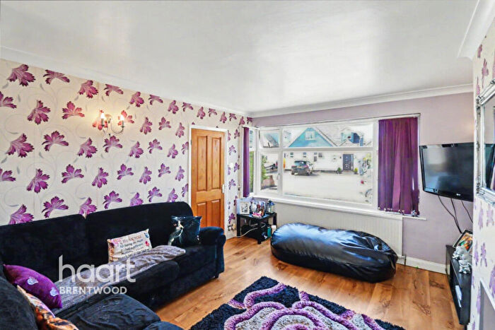3 Bedroom Semi-Detached House For Sale In The Grove, Brentwood, CM14