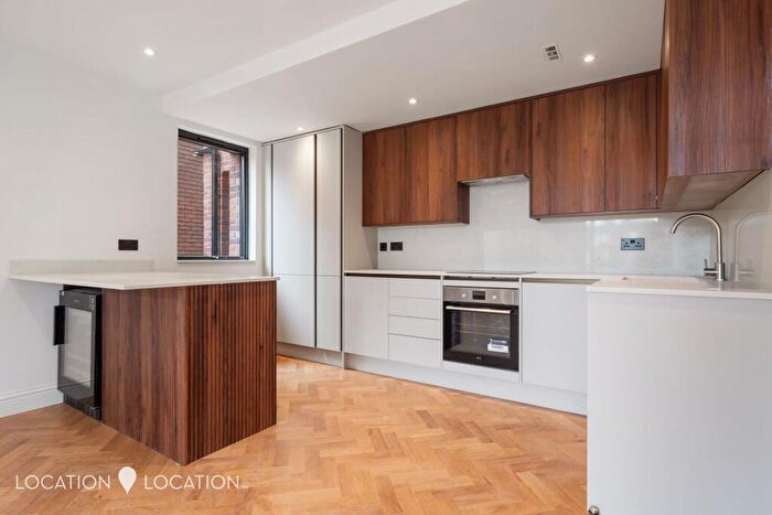 2 Bedroom Flat For Sale In Roman Way, London, N7