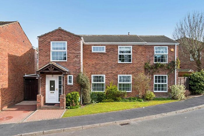 5 Bedroom Detached House For Sale In Grenadine Way, Tring, HP23