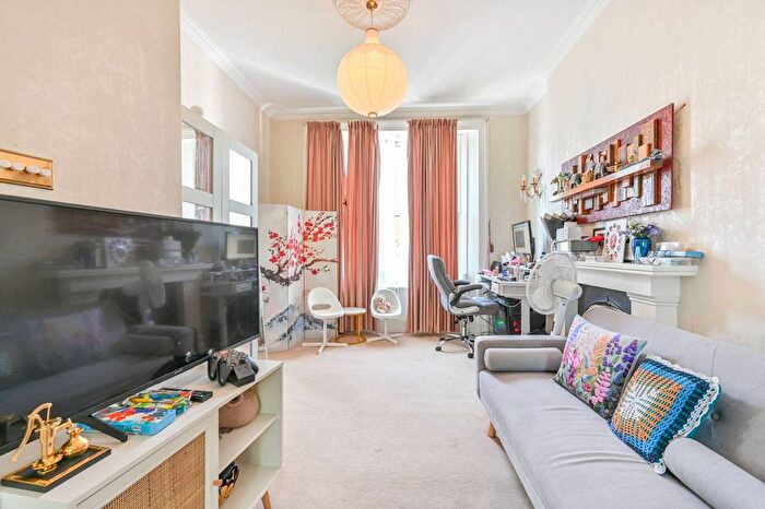 3 Bedroom Flat To Rent In Woodstock Grove, Shepherd's Bush, London, W12