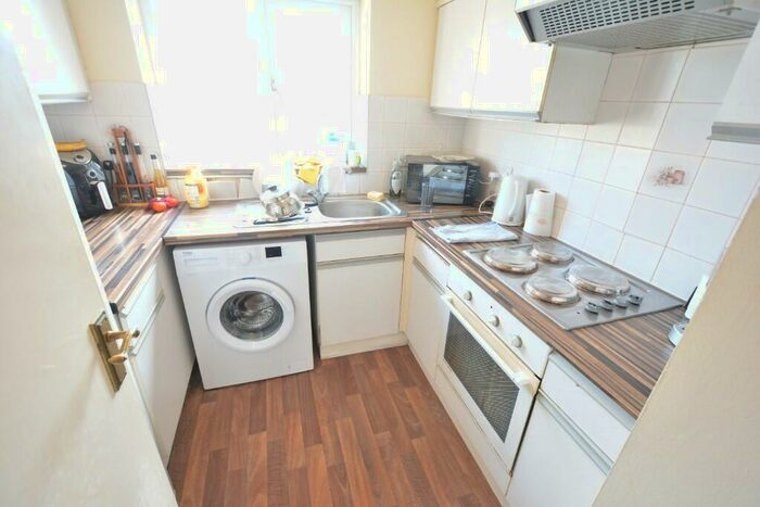 2 Bedroom Flat For Sale In Caravel Close, Chafford Hundred, Essex, RM16