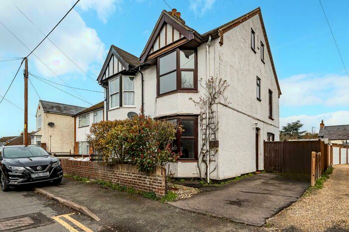 4 Bedroom Semi-Detached House To Rent In High Wycombe, Buckinghamshire, HP11