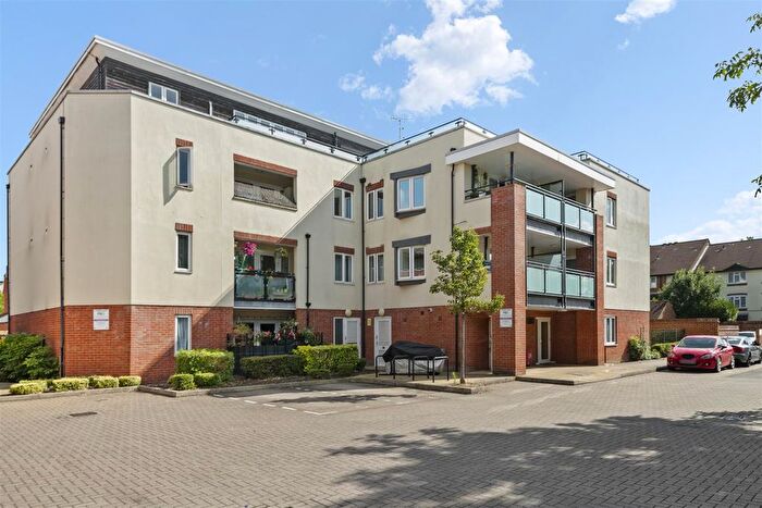 2 Bedroom Flat To Rent In Chamberlain Close, Hayes, UB3