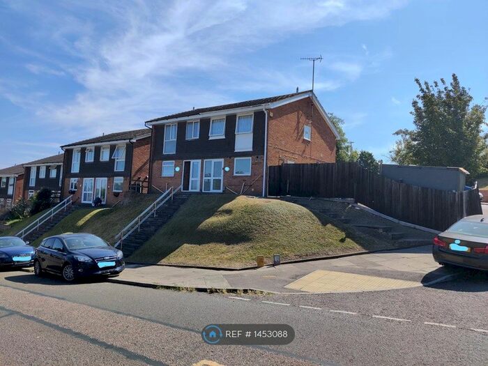 3 Bedroom Semi-Detached House To Rent In Devon Road, Luton, LU2