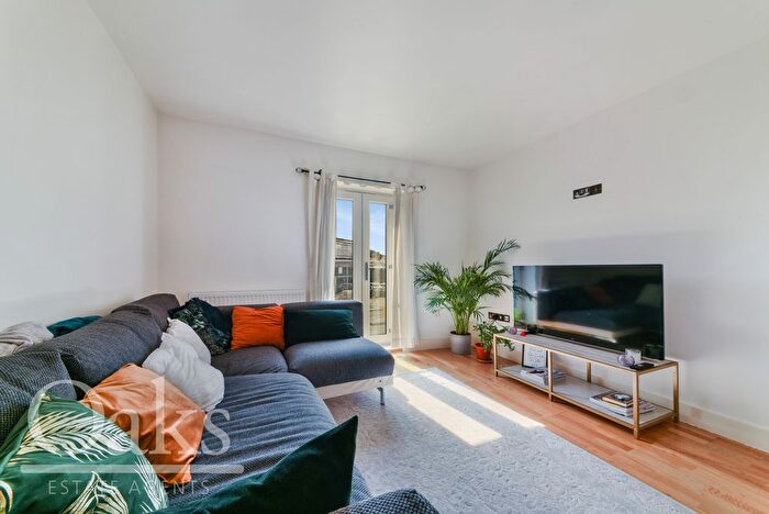 1 Bedroom Flat For Sale In Woodside Green, South Norwood, SE25