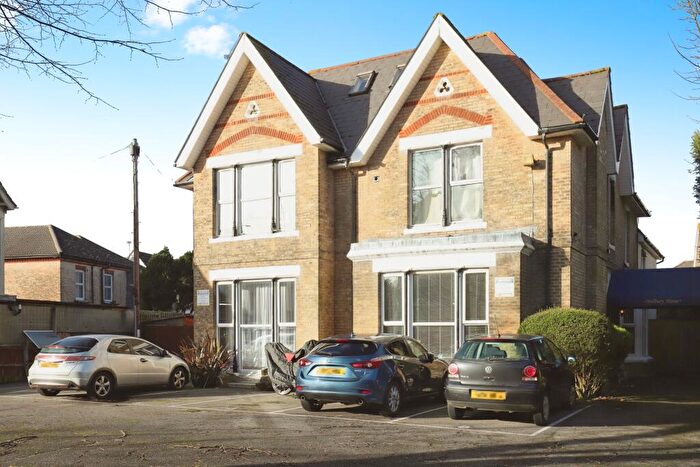 2 Bedroom Flat For Sale In Christchurch Road, Bournemouth, Dorset, BH1
