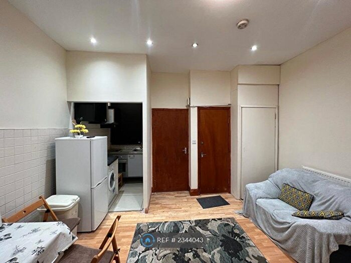 2 Bedroom Maisonette To Rent In Chiswick High Road, London, W4