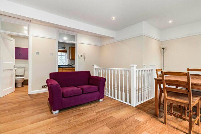 2 Bedroom Apartment To Rent In Neale Close, Hampstead Garden Suburb, N2