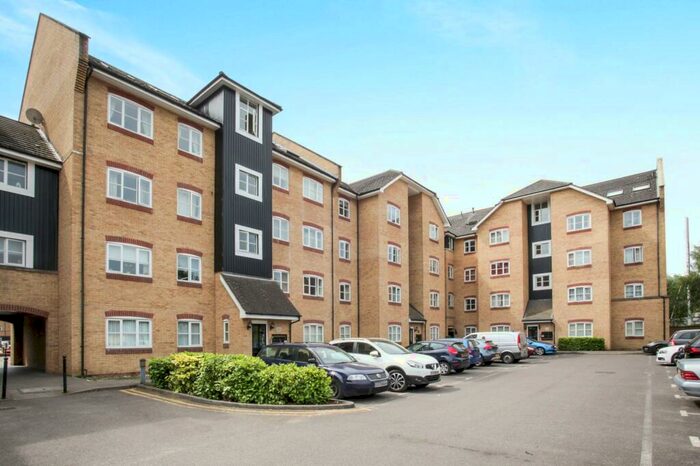 3 Bedroom Apartment To Rent In Apsley Lock, HP3