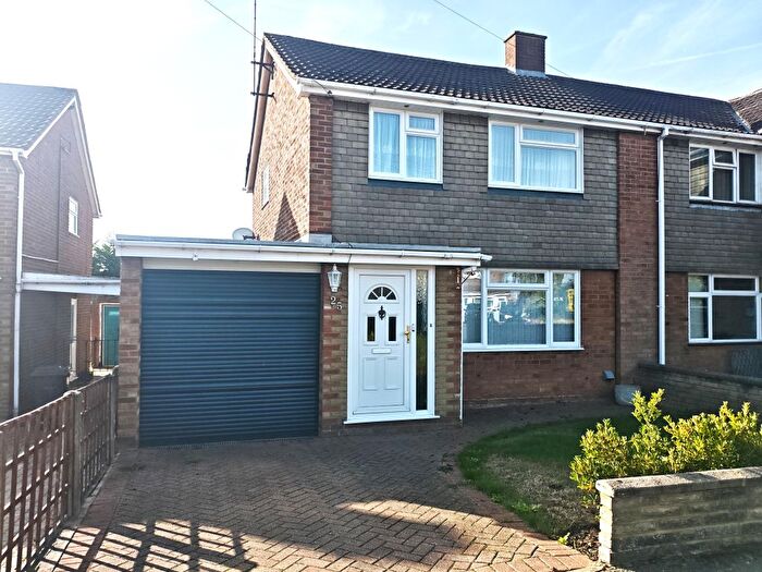 3 Bedroom Semi Detached House For Sale In Sawtry Close, Luton, LU3