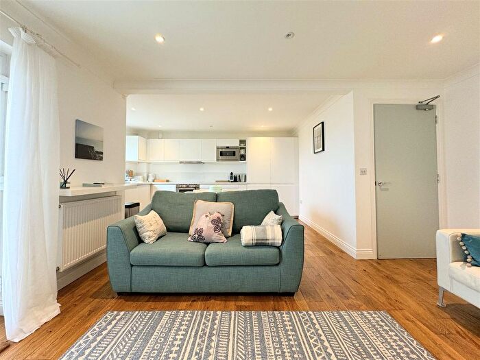 2 Bedroom Flat For Sale In Pentire Avenue, Newquay, TR7