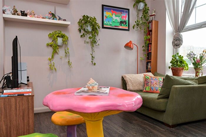 2 Bedroom Flat For Sale In First Avenue, Margate, Kent, CT9