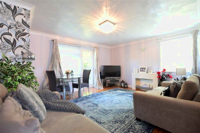 2 Bedroom Flat To Rent In Valerie Court, Bath Road, Reading, Berkshire, RG1