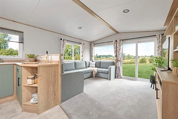 2 Bedroom Mobile/park Home For Sale In Panorama Road, Swanage, BH19 - Photo 3
