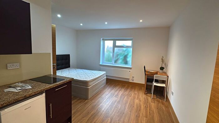 Studio To Rent In Sunny Place, London, NW4