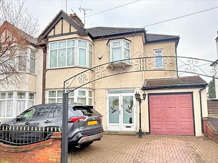 5 Bedroom Semi Detached House For Sale In Westcliff On Sea, * South Facing Garden *, SS0