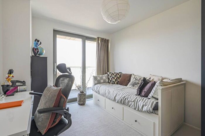 2 Bedroom Flat To Rent In Ben Jonson Road, Tower Hamlets, London, E1