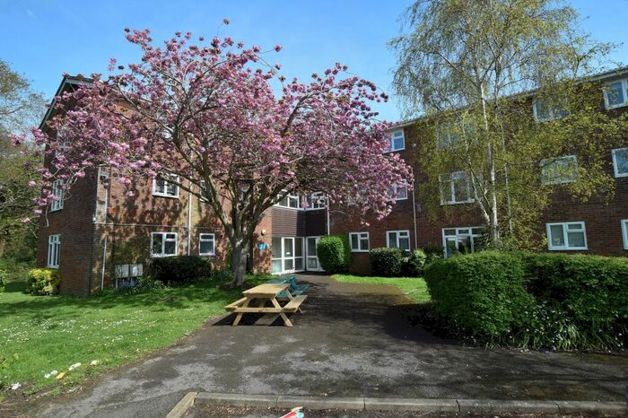 2 Bedroom Flat To Rent In Curlew Road, Mudeford, Christchurch, Dorset., BH23