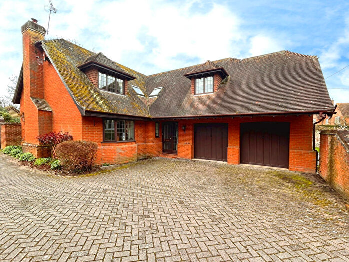 5 Bedroom Detached House For Sale In Alton Road, Hook, RG29