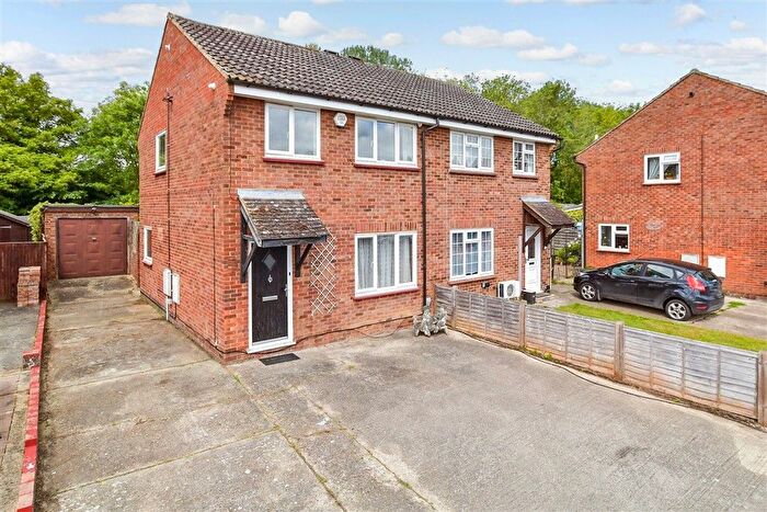 3 Bedroom Semi-Detached House For Sale In Gassons Road, Snodland, Kent, ME6