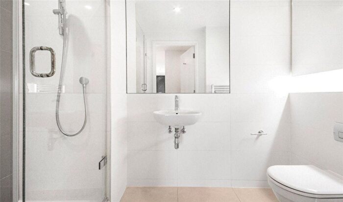 2 Bedroom Flat To Rent In Walworth Road, Elephant And Castle, London, SE1