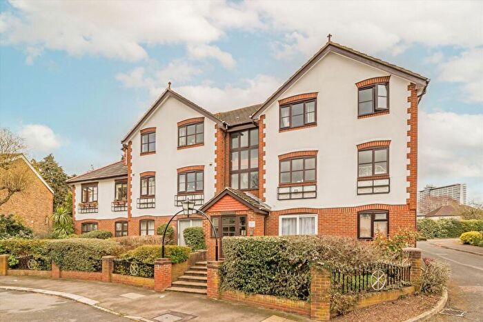 2 Bedroom Flat For Sale In Lenelby Road, Surbiton, KT6