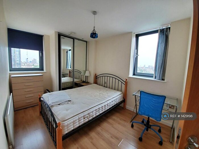 3 Bedroom Flat To Rent In East India Dock Road, London, E14