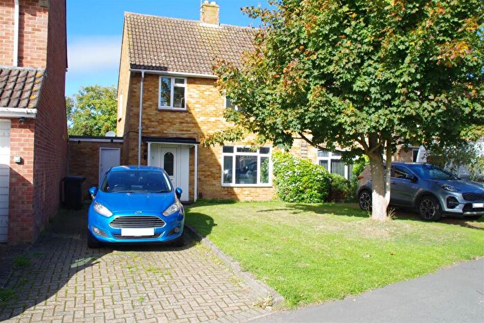 3 Bedroom Semi-Detached House For Sale In Norries Drive, Wallingford, OX10